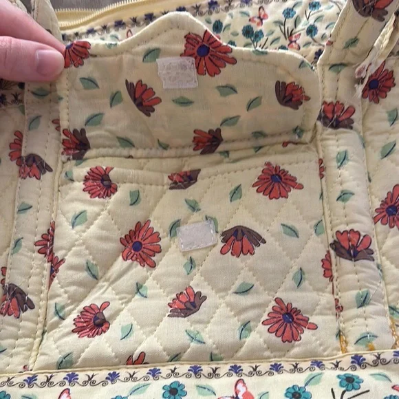 Yellow floral quilted purse - Picture 3 of 10